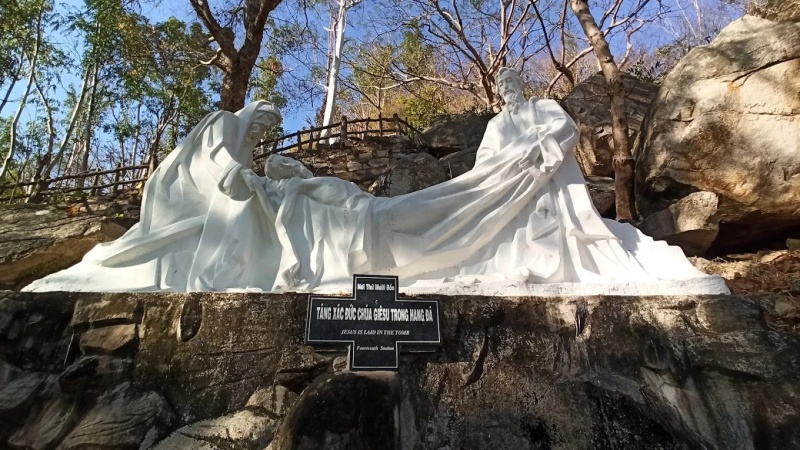 Nhà thờ tại đền có nhiều kiến trúc đẹp