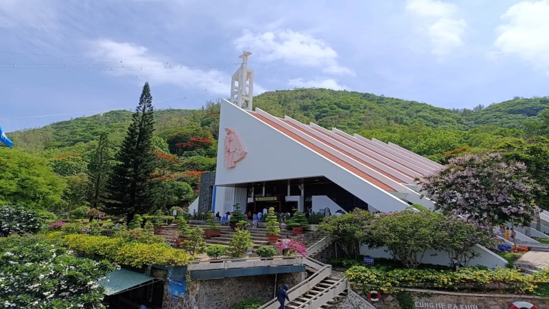 Đền Thánh Đức Mẹ Bãi Dâu nổi bật trên sườn núi Nhỏ, hướng ra biển