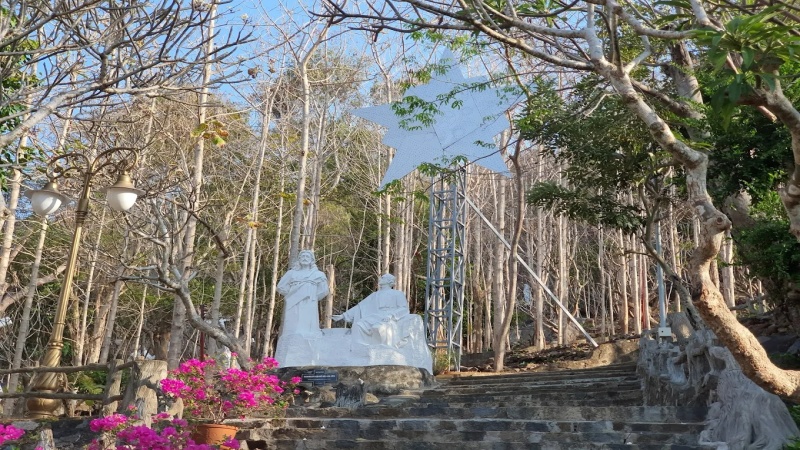 Đường đến Đức Mẹ Bãi Dâu Vũng Tàu rất thuận tiện, nằm ngay trên cung đường biển đẹp nhất Vũng Tàu