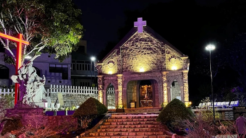 Bạn có thể dễ dàng tìm thấy Nhà nguyện đá khi tham quan khuôn viên Đền Thánh Đức Mẹ Bãi Dâu