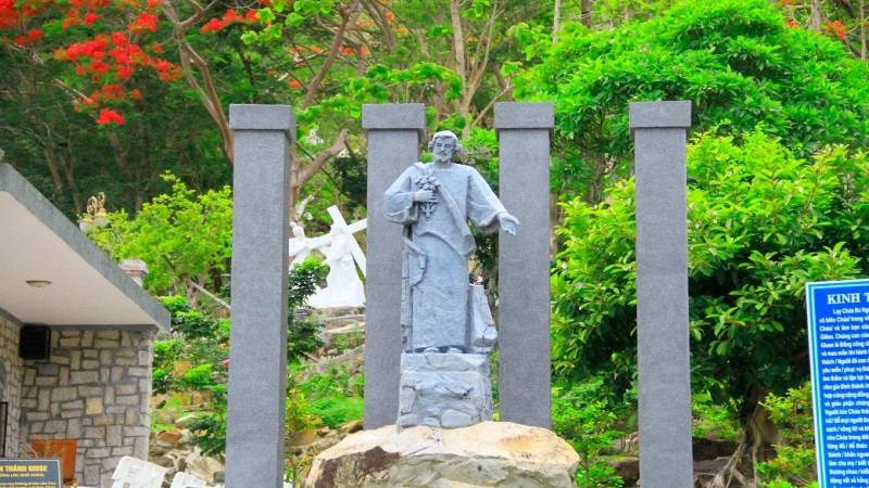 Không gian yên bình, thanh tịnh của Đền Thánh Đức Mẹ Bãi Dâu