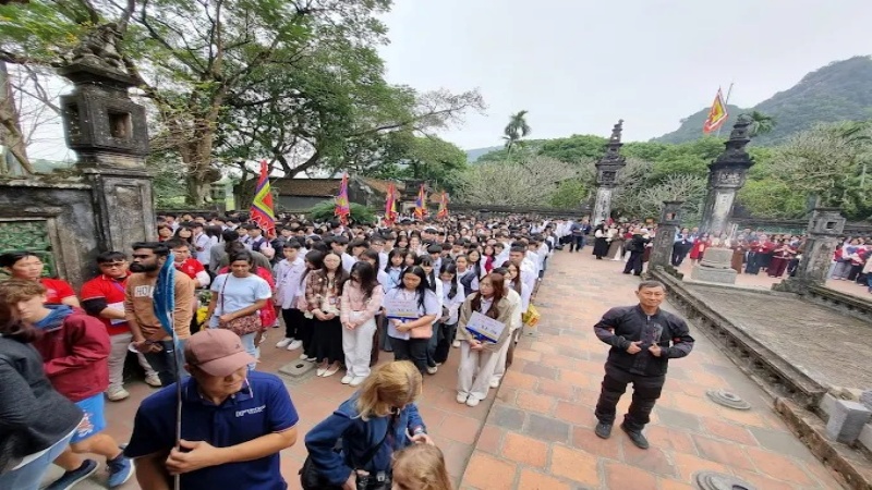 Lễ hội Hoa Lư thường diễn ra trong 3 ng&agrave;y, từ ng&agrave;y 8 đến 10 th&aacute;ng 3 &Acirc;m lịch h&agrave;ng năm