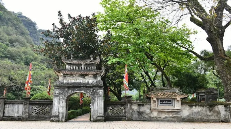 Đền được x&acirc;y dựng quay hướng Đ&ocirc;ng, nh&igrave;n ra n&uacute;i M&atilde; Y&ecirc;n