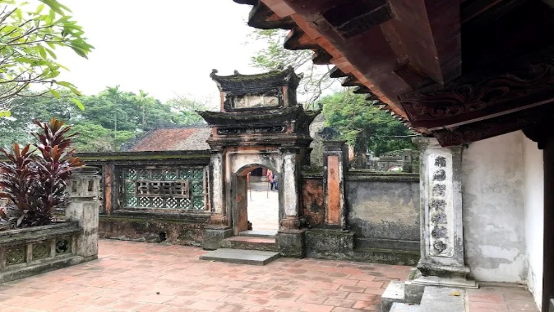 Đền Vua Đinh Ti&ecirc;n Ho&agrave;ng được x&acirc;y dựng tr&ecirc;n ch&iacute;nh nền cung điện cũ của kinh đ&ocirc; Hoa Lư