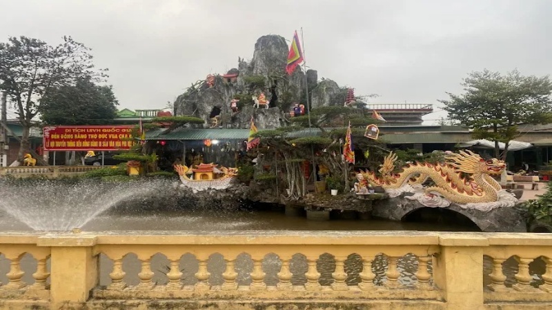 Đền là một trung tâm tín ngưỡng quan trọng của người dân địa phương 