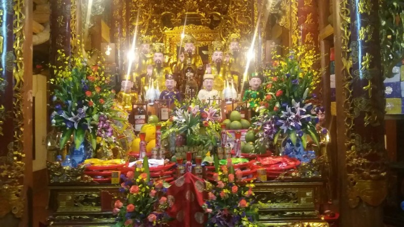 Đền l&agrave; nơi thờ tự ch&iacute;nh Đức th&aacute;nh Mẫu Liễu Hạnh, Hưng Đạo Đại vương Trần Quốc Tuấn, v&agrave; C&ocirc; B&eacute; Xương Rồng 