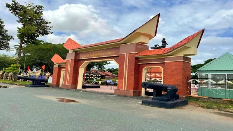 Khu di t&iacute;ch lịch sử Rạch Gầm &ndash; Xo&agrave;i M&uacute;t l&agrave; một di t&iacute;ch quốc gia đặc biệt nằm tại x&atilde; Kim Sơn, huyện Ch&acirc;u Th&agrave;nh, tỉnh Tiền Giang