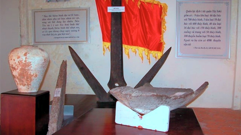 Chiếc mỏ neo cổ bằng gỗ sao tại khu di t&iacute;ch Rạch Gầm Xo&agrave;i M&uacute;t