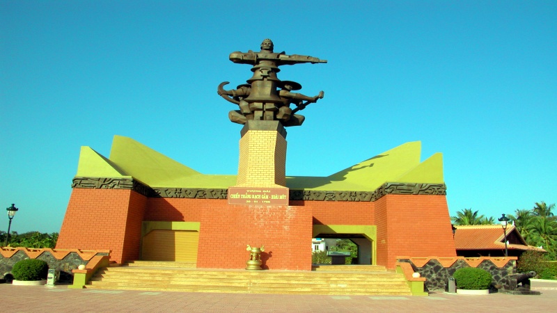 Tượng đ&agrave;i anh h&ugrave;ng d&acirc;n tộc Nguyễn Huệ