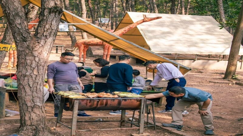 Khu du lịch sinh thái Bản Rõm cho phép du khách tổ chức tiệc nướng BBQ ngoài trời