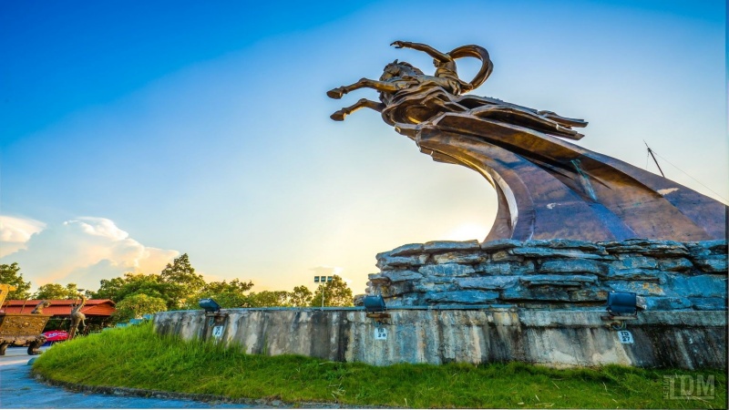 Tượng đài Thánh Gióng trong khuôn viên Bản Rõm