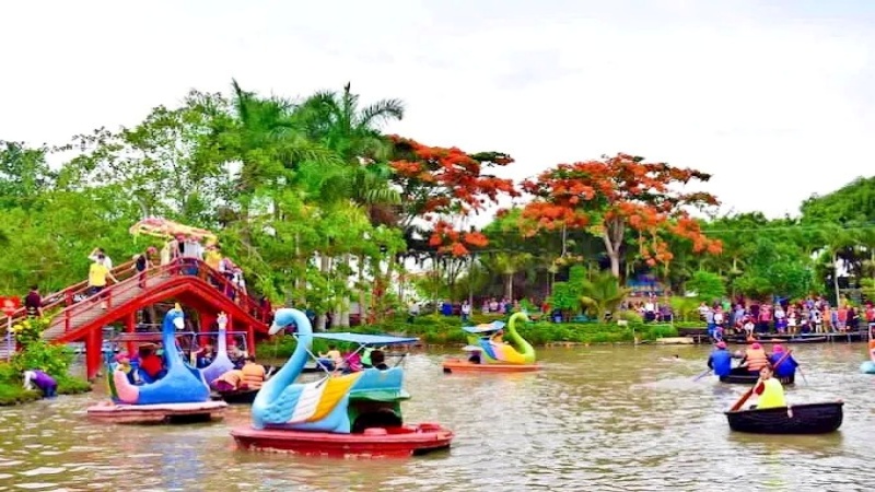 Các hoạt động vui chơi trên mặt hồ, mang lại những giây phút thư giãn và sảng khoái