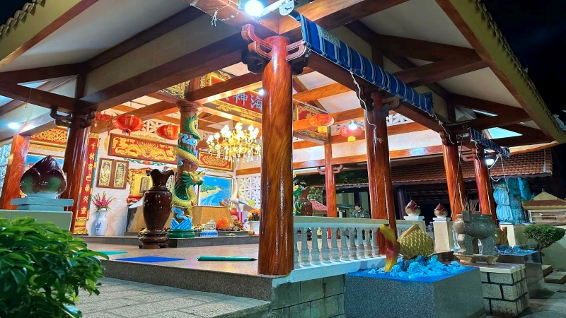 Đ&acirc;y l&agrave; nơi an nghỉ của Long Hải Thần Nữ, vị thần linh thi&ecirc;ng trong t&iacute;n ngưỡng của ngư d&acirc;n địa phương