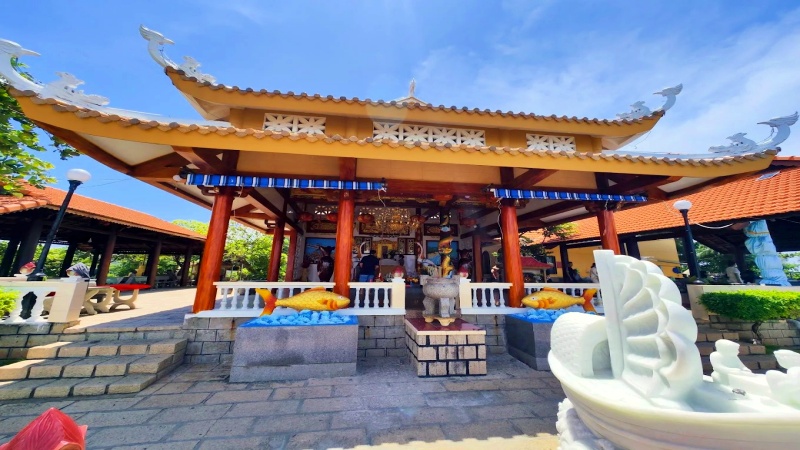 Lễ hội Dinh C&ocirc; l&agrave; một trong những lễ hội nước lớn nhất Nam Bộ, gắn liền với di t&iacute;ch Mộ C&ocirc;