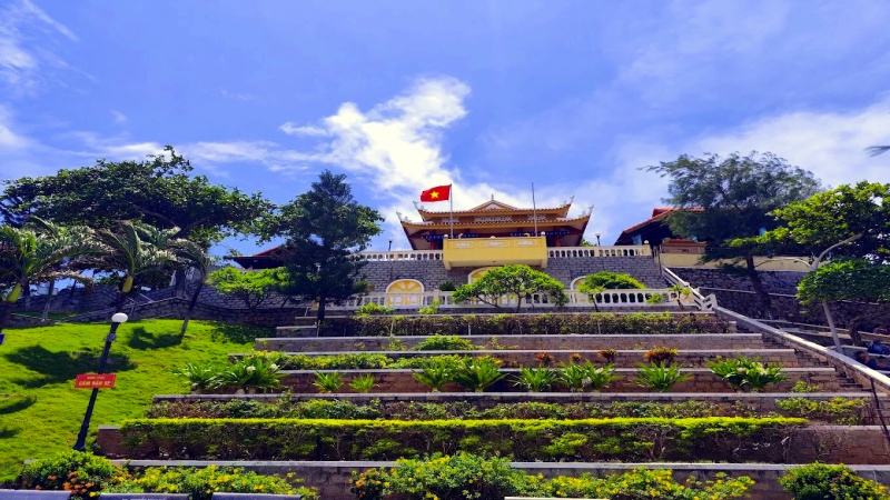 Từ Vũng T&agrave;u, du kh&aacute;ch di chuyển khoảng 18km theo cung đường ven biển ĐT44A để đến Mộ C&ocirc; Long Hải