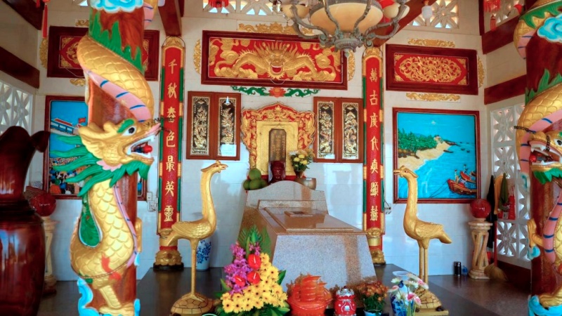 Mộ C&ocirc; Long Hải được x&acirc;y dựng ki&ecirc;n cố bằng đ&aacute; hoa cương, nằm ở vị tr&iacute; cao nhất của khu&ocirc;n vi&ecirc;n