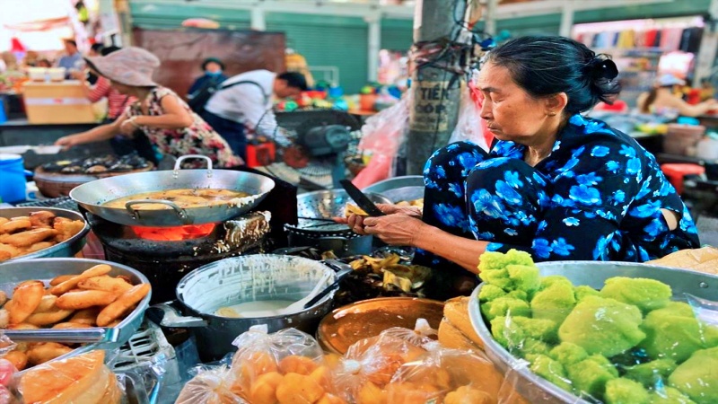 chợ Mũi N&eacute; c&oacute; b&aacute;n rất nhiều m&oacute;n ăn đặc sản ngon với mức gi&aacute; rất rẻ