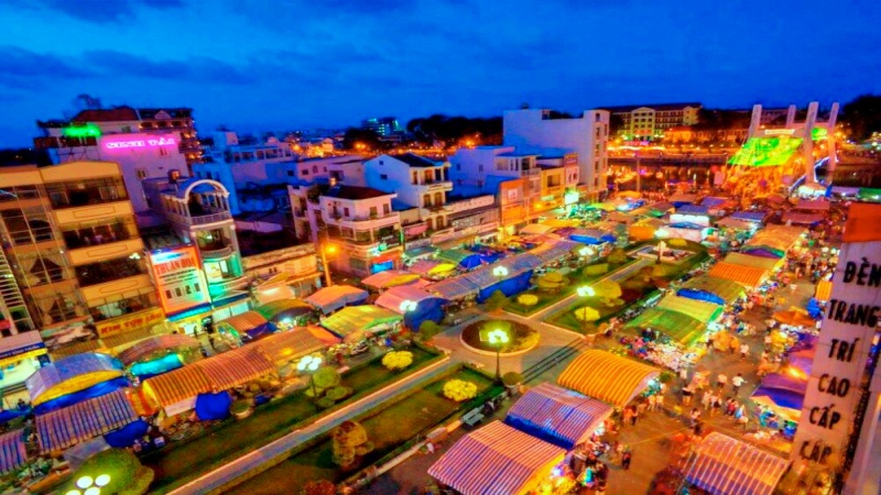 Chợ đ&ecirc;m Mũi N&eacute; l&agrave; một điểm đến s&ocirc;i động v&agrave; nhộn nhịp