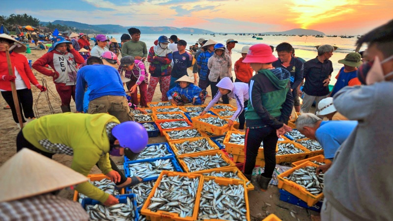 Chợ L&agrave;ng Ch&agrave;i Mũi N&eacute; l&agrave; một điểm đến nổi tiếng tại Phan Thiết
