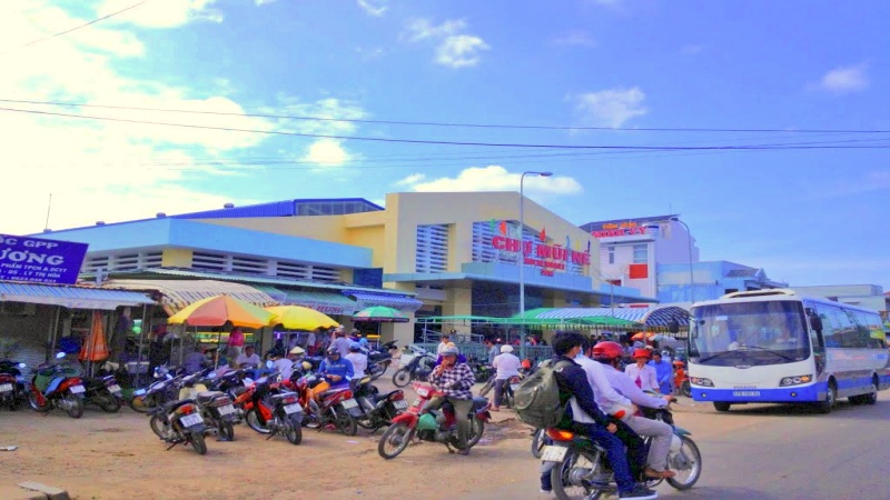 Chợ Mũi N&eacute; l&agrave; một khu chợ địa phương sầm uất nổi tiếng với hải sản tươi sống v&agrave; đồ thủ c&ocirc;ng mỹ nghệ