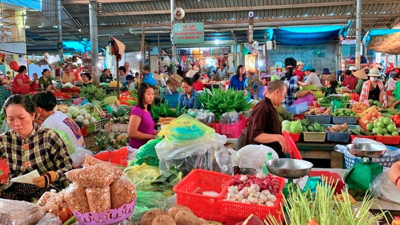 N&ecirc;n đi chợ v&agrave;o s&aacute;ng sớm từ 5:30 &ndash; 7:00 để mua hải sản tươi sống