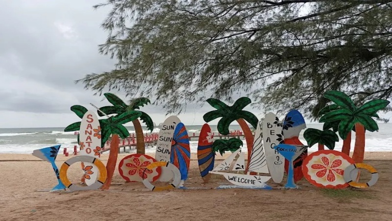 Bãi biển Sunset Sanato nổi tiếng với cảnh hoàng hôn tuyệt đẹp và các công trình nghệ thuật độc đáo 