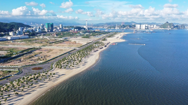 Bãi tắm Bãi Cháy là một bãi biển nhân tạo nổi tiếng với bờ cát trắng mịn tuyệt đẹp