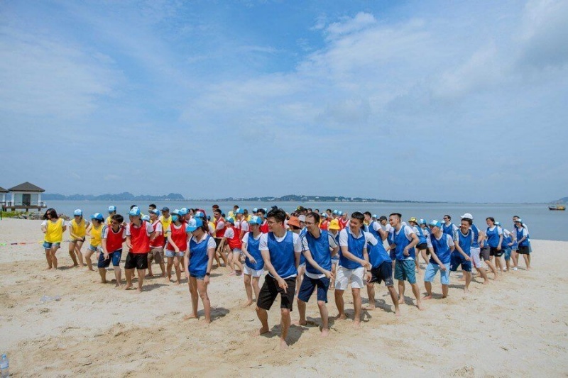 Bãi biển Bãi Cháy rộng, sạch sẽ, phù hợp cho các trò chơi team building quy mô lớn