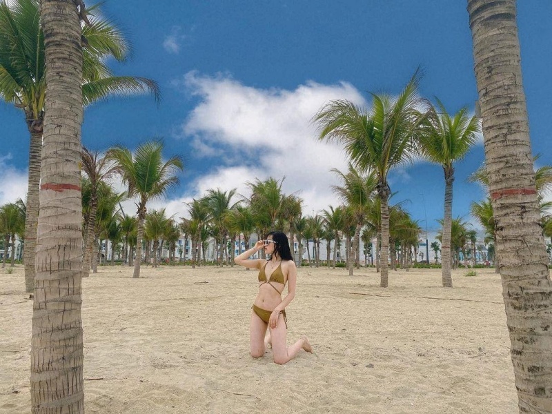 Bạn nên đi tắm biển Bãi Cháy vào sáng sớm hoặc chiều mát để cảm nhận không khí nơi đây