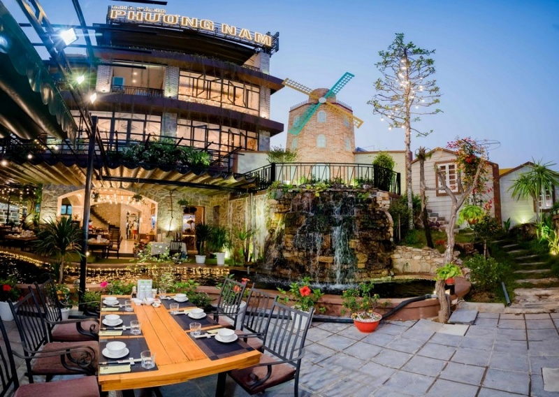 Nhà hàng Ngọc Phương Nam là một nhà hàng hải sản nổi tiếng với thực đơn đa dạng, hải sản tươi sống