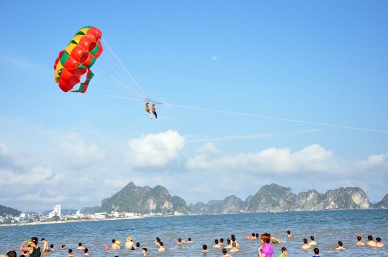 Bạn có thể trải nghiệm dịch vụ dù bay để chiêm ngưỡng khung cảnh tuyệt đẹp của Vịnh Hạ Long