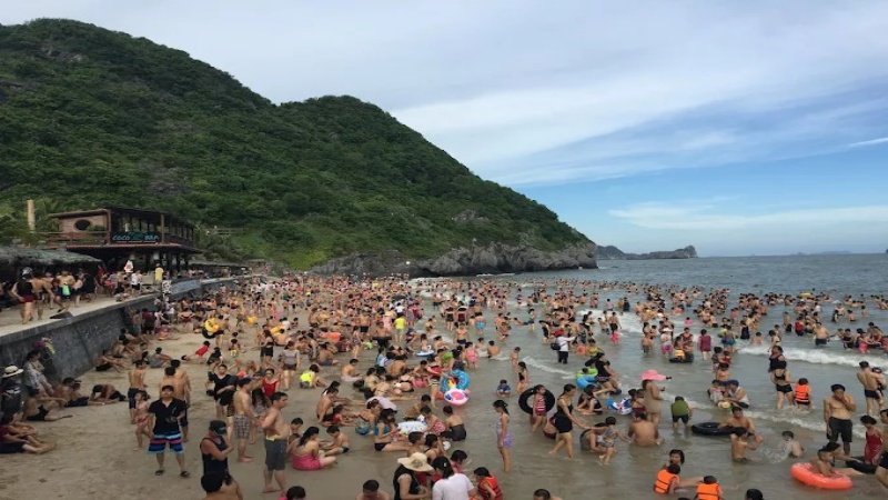Bãi tắm Cát Cò 2 thu hút một lượng lớn du khách hàng năm, đặc biệt là vào mùa cao điểm du lịch hè