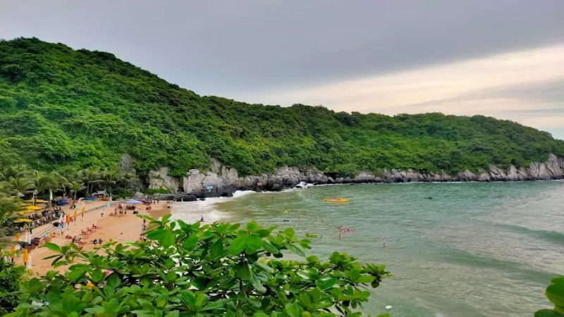 Cái tên Cát Cò là sự kết hợp giữa khung cảnh bãi cát trắng mịn và hình ảnh đàn cò trong truyền thuyết