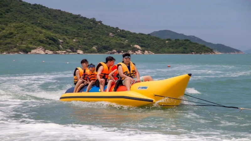 Trò chơi cano kéo phao chuối yêu cầu người chơi phải bám thật chặt vào tay vịn để giữ thăng bằng