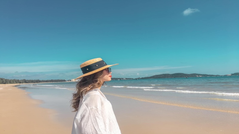 Bãi tắm Hồng Vàn tách biệt khỏi khu dân cư đông đúc, mang đến không gian nghỉ dưỡng thư thái