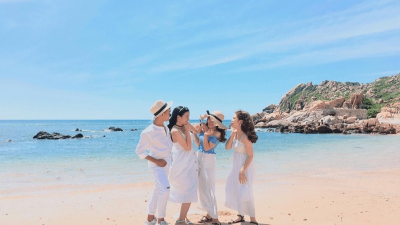 Nếu bạn đang tìm kiếm một bãi biển yên tĩnh, sạch sẽ và an toàn để tắm và thư giãn, thì Hồng Vàn là một lựa chọn tuyệt vời