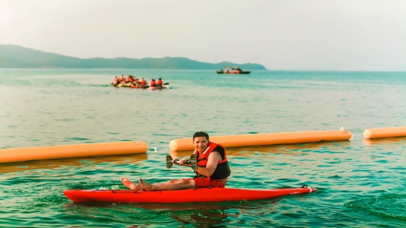 Bạn có thể chèo thuyền ra xa bờ một chút để ngắm toàn cảnh bãi biển 