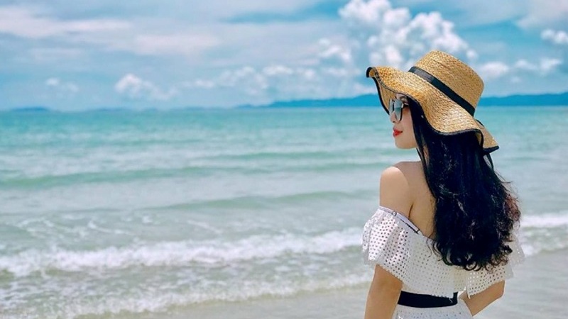 Bãi tắm Tình Yêu nằm sát khu dân cư và khách sạn nên bạn có thể dễ dàng lựa chọn địa điểm lưu trú phù hợp với ngân sách của mình