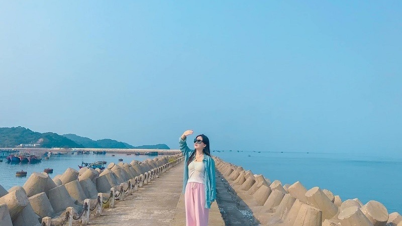 Bãi biển Tình Yêu được biết đến với khung cảnh thiên nhiên hữu tình, là điểm check-in nổi tiếng của giới trẻ