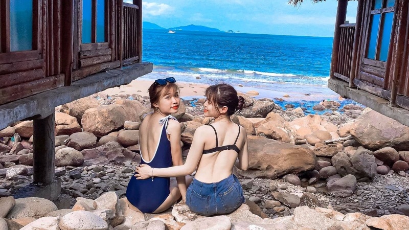 Bãi biển Tình Yêu có địa hình thoải và sóng nhẹ, phù hợp cho việc tắm biển an toàn