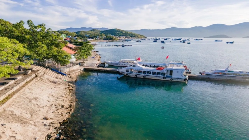 Bến tàu du lịch Long Phú là điểm khởi hành chính cho các tour du lịch đến Đảo Khỉ và Đảo Hoa Lan tại Nha Trang