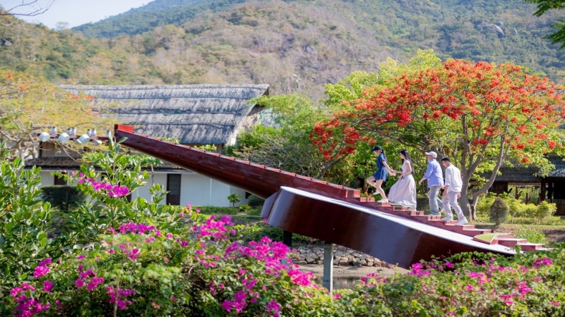 Bến tàu du lịch Long Phú sở hữu đa dạng các dịch vụ vui chơi hấp dẫn