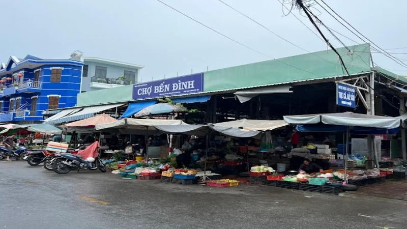 Chợ Bến Đình là một khu chợ hải sản nổi tiếng và lâu đời, thu hút cả người dân và khách nhờ nguồn hải sản phong phú