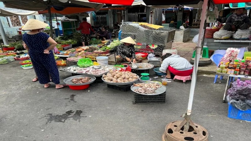 Để mua được hải sản tươi ngon, bạn nên ghé Chợ Bến Đình vào lúc 4:00 - 5:00 sáng