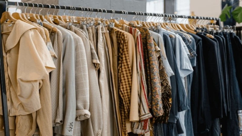 Chợ Đông Tác bán đầy đủ loại quần áo cho nam, nữ và trẻ em, bao gồm cả đồ thể thao