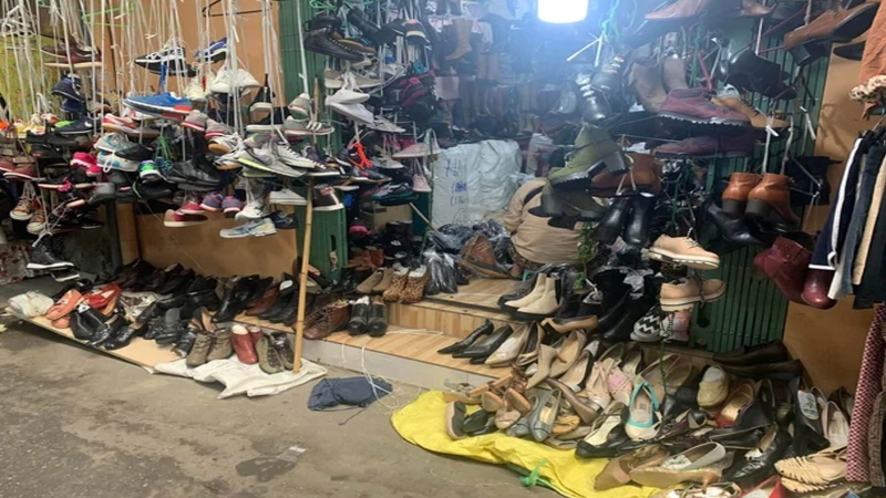 Các gian hàng chuyên bán các loại giày dép đã qua sử dụng, từ bình dân đến các thương hiệu nổi tiếng