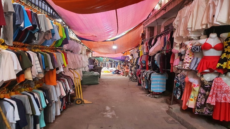 Chợ thường mở cửa từ 8h00 sáng đến 22h00 tối hàng ngày