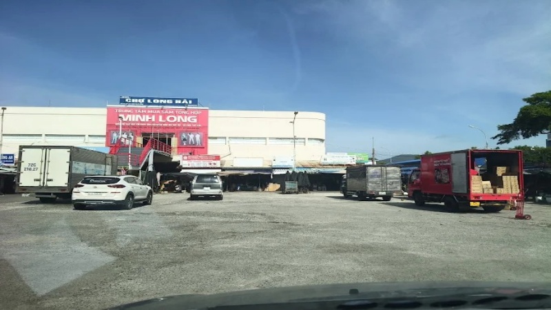 Chợ Long Hải l&agrave; ng&ocirc;i chợ nhộn nhịp, đặc biệt l&agrave; khu vực hải sản