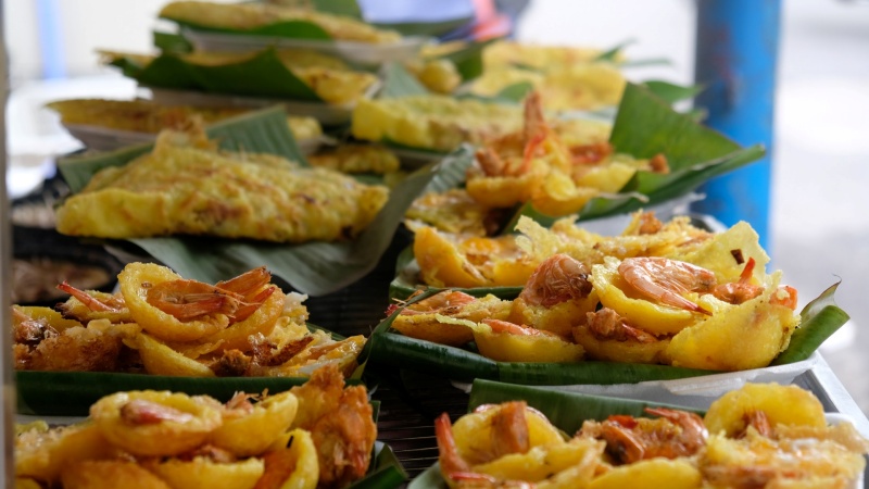 B&aacute;nh khọt tại chợ Long Hải c&oacute; mức gi&aacute; khoảng 25.000đ - 30.000đ/đĩa