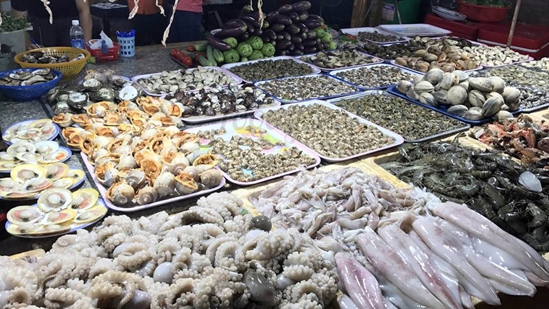 Chợ Phước Hải chuyên bán hải sản tươi sống ôm, cua, mực, cá, ốc... và hải sản khô 